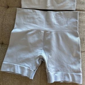 Set active workout top and shorts